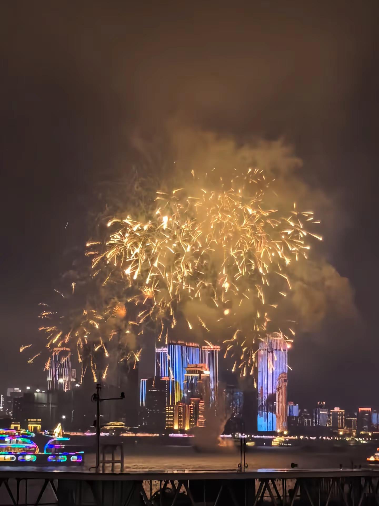 国庆快乐各位！愿你们在在烟花爆鸣中，找到属于自己的幸福，当然更希望你们平安顺遂，风中的凉意夹着些许雨水，拍到脸上时，我才知新的一年似乎又快到了。