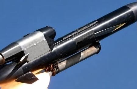 被美国忽悠了？中国这两年造完航母才发现不对劲——自己的无人机、太空武器、超高音速导弹早就能干掉航母，那还费劲造它干嘛？一艘航母造价高昂，建造周期漫长，而另一边，高超音速导弹、无人作战系统、天基侦察力量发展速度越来越快。于是，一个看似尖锐的问题出现了：当远程打击武器已经能够对大型舰艇形成巨大威胁，航母