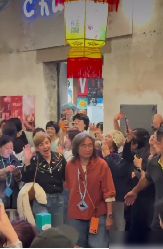 吴君如陈可辛乌镇被拍，手牵手一张图，直接炸出他俩快30年的狠活。
不领证，AA制，连卧室都是各睡各的。外人听着像搭伙开公司，结果呢？陈可辛求过婚，不止一次，是吴君如自己给拒了。她说不需要那张纸来捆住谁。
网友早年骂得凶，说这不叫爱情叫算计。可这些年机场难舍难分，乌镇遛弯十指紧扣，啪啪打脸。一个疯