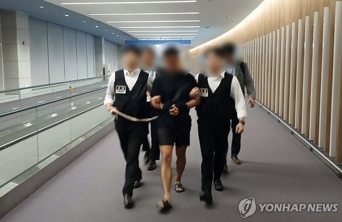 【防弹柾国股票遭黑客盗取案主谋一审获刑20年】（韩联社）#海外新鲜事##热点现场# 

韩联社首尔8月20日电 涉嫌盗用个人信息窃取防弹少年团（BTS）成员柾国及多名韩国财界人士资产的外籍黑客团伙头目20日一审获刑20年。

首尔中央地方法院刑事审判第31合议庭当天就上述案件进行宣判，判处涉嫌违反《特定 ​