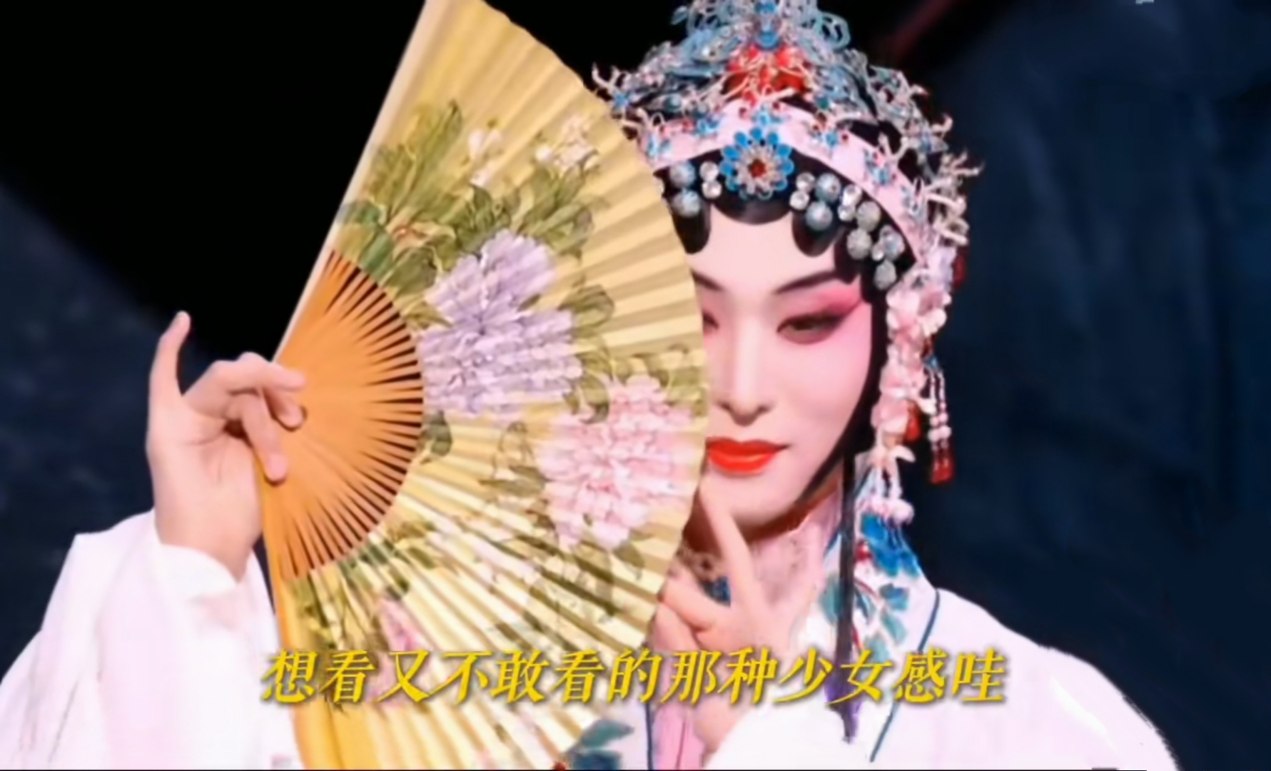 万万没想到，
听了披哥最近最惊艳的舞台《在梅边》，
竟然有一再反转的感觉。
本来就惊艳的唐九洲的戏曲造型，
结果听完全程，
被颜安的说唱惊艳，
节奏感实在是太强了，
存在感很高。
唐九洲唱的倒是一般，
远没有他的仪态和妆造惊艳。
本来觉得小沈阳会放大招，
怎么着也得唱多点戏曲，
结果就来了几句，
着