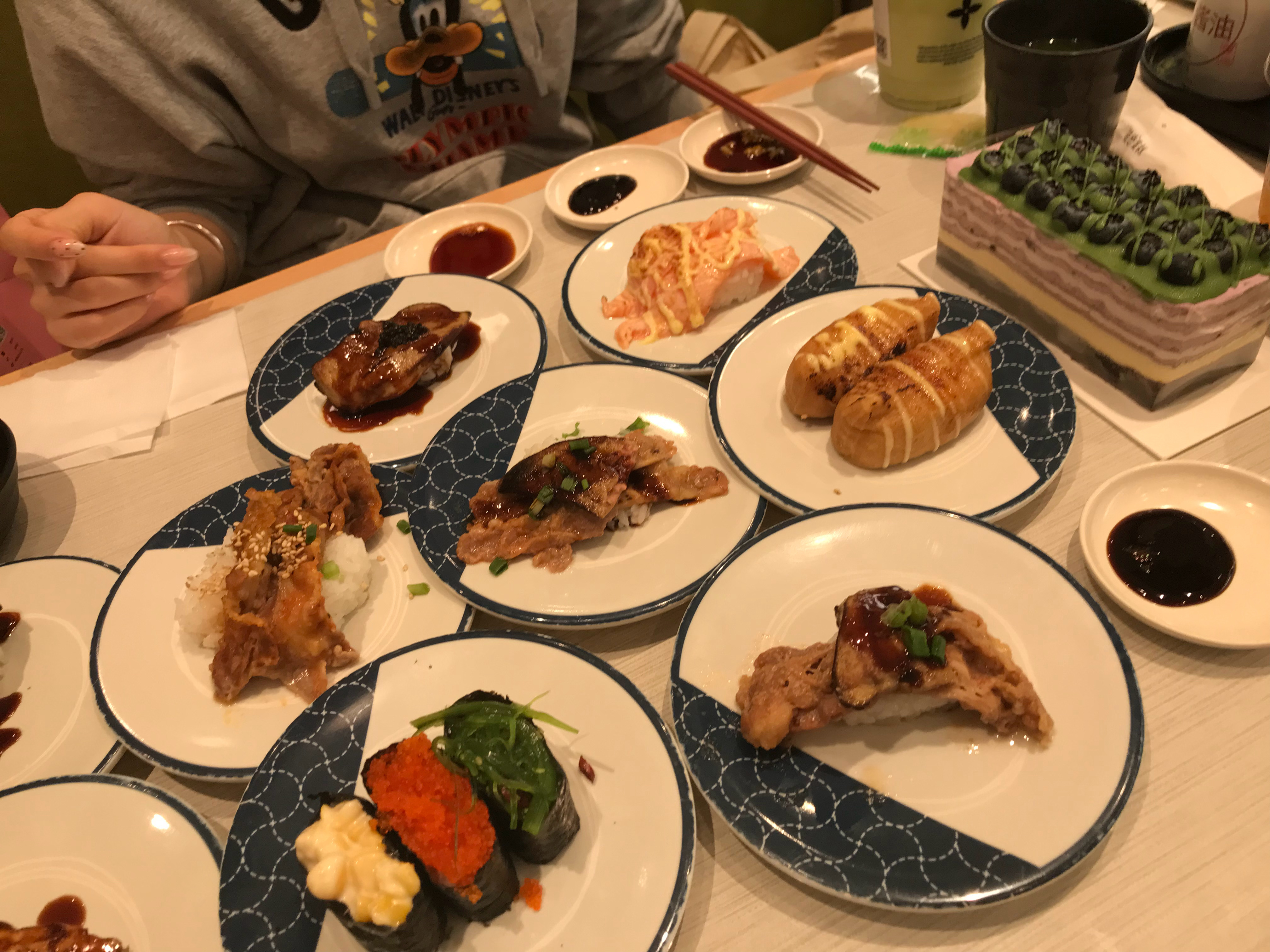 #yuyu日记本[超话]#  
抹茶茉莉咸酪乳 一个直接让两个人惊艳的🧋
直接果断选择
又遇上了苏超 俺真不行了 每次出门坐地铁都没要钱哈哈哈哈哈 已经第三次了 会不会赶上第四次呢[哈哈][哈哈]
这是🥣第一次吃滨哈哈哈哈 她的评价是很不错 但是比不上海胆披萨在心中的分量 我也觉得 海胆披萨真的是这个 ​