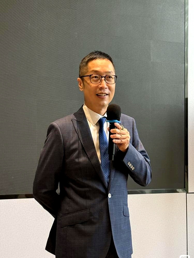 55岁的马浚伟穿上西装，下颌线居然比二十岁的年轻人还利索。

当年26岁演《鹿鼎记》的康熙，金庸亲口点头认可那股贵气；后来演《洛神》里的曹植，一袭白衣成了多少80后90后的白月光。

快三十年过去，看电视的人早就发福、脱发，他一晒作息、训练和饮食，评论区当场炸了：这人是吞了当年的胶卷吗？

几十年的