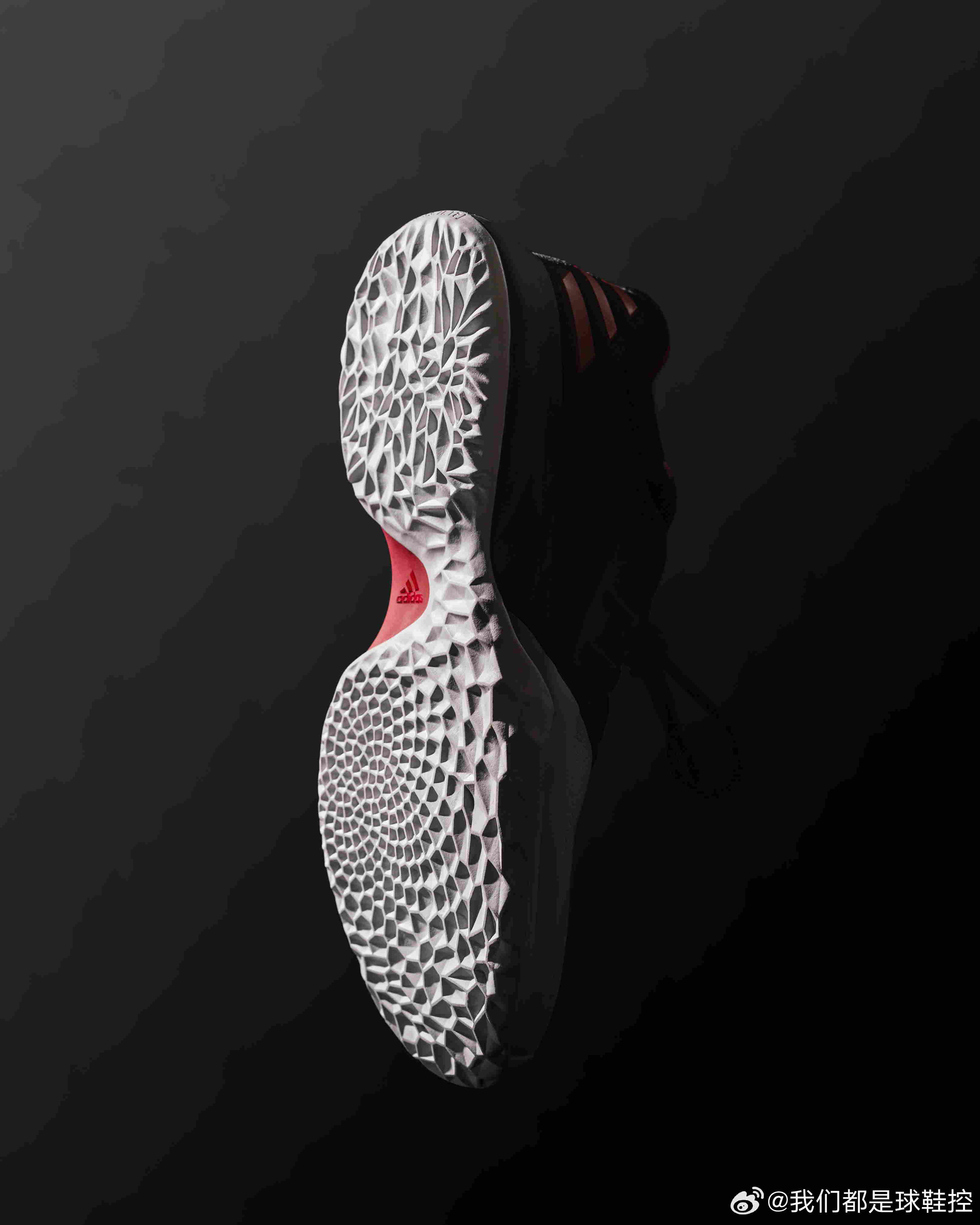 2015年，adidas与詹姆斯·哈登开启合作，并共同打造了他的首款个人签名战靴 Harden Vol 1。作为双方合作关系的起点，这双鞋不仅见证了哈登从超级球星迈向联盟顶尖球员的发展历程，也重新定义了篮球签名鞋的创作方式。

2026年8月，Harden Vol 1 以忠实复刻之姿回归，在保留元年鞋型精髓的基础上，仅做一 ​