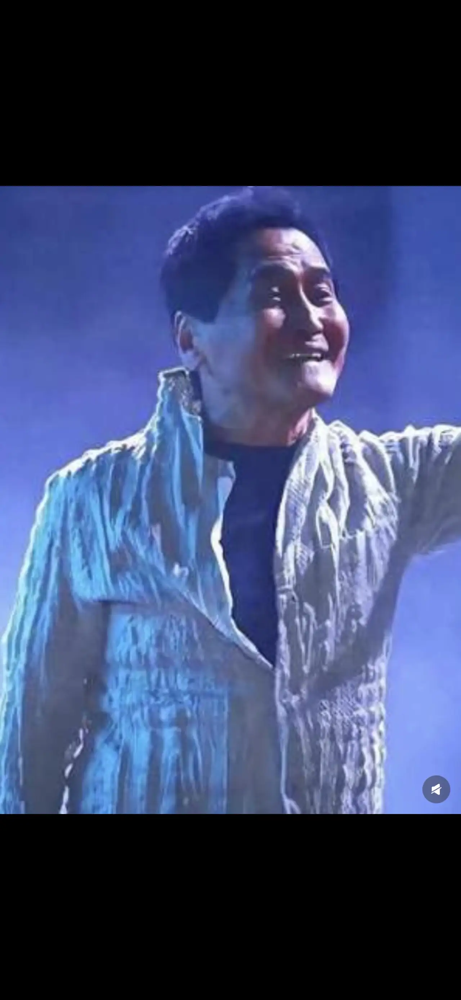 李宗盛当年亲口说，齐秦的嗓子是镶了金边的天籁。
如今台上那个老头，高音上不去，副歌全靠递话筒，观众合唱比他还卖力。底下人骂油腻、骂划水，骂得难听。
可没几个人记得2011年9月1日凌晨那场火。保健师操作失误，酒精罐子直接扣他肩上，火顺着背蹿到脸。深Ⅱ度烧伤，8%的面积，换药时疼得像几百万只蚂蚁在