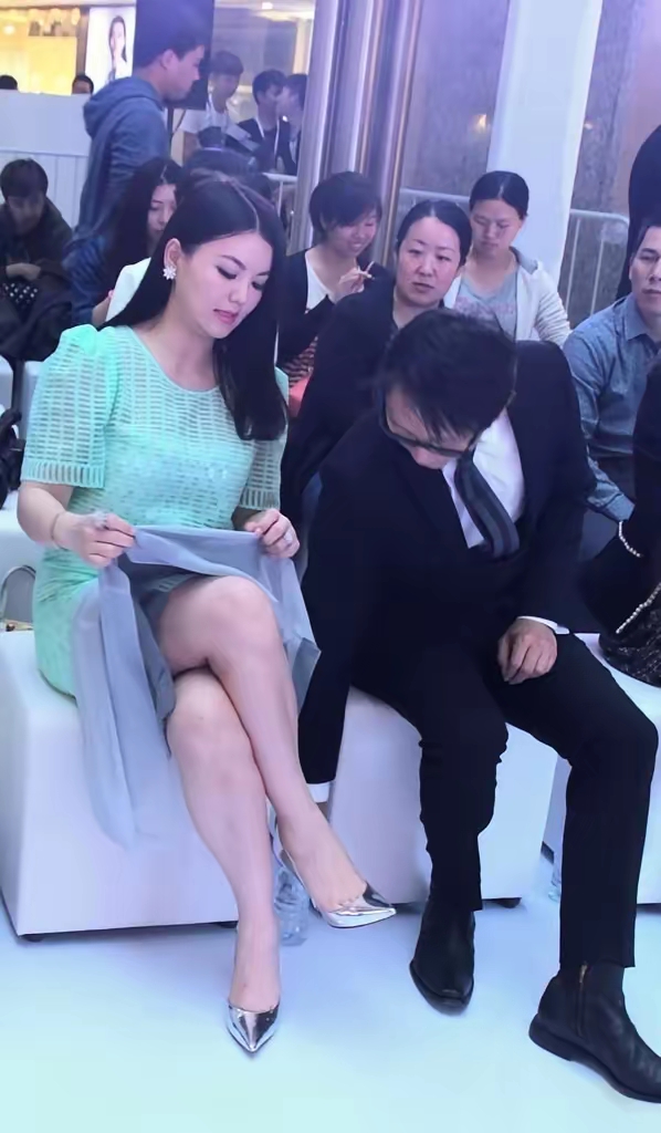 她主持节目還是很不錯的[赞]
那时候胖归胖，总体还不错。
李湘年轻的时候漂亮性感撩人太刺激了[赞][赞][赞][比心][比心][比心]
