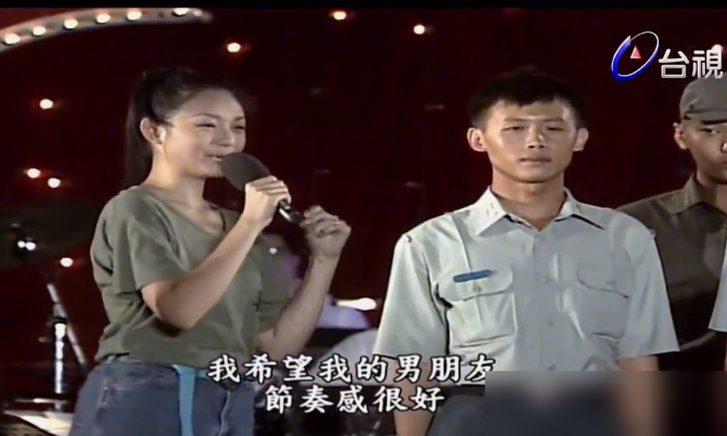 大S早年那段慰问演出言论又被翻出来了，张嘴就是荤段子，台下坐着一排阿兵哥。放现在够封杀八回，当年却是综艺名场面。
那会儿她跟小S主持《娱乐百分百》，一干就是八年，把家里那点破事全搬到镜头前。骂第三者、整蛊嘉宾、互揭疮疤，观众就吃这套真实到冒犯的路子。
说白了，人设是那个年代的产物，综艺要收视率，