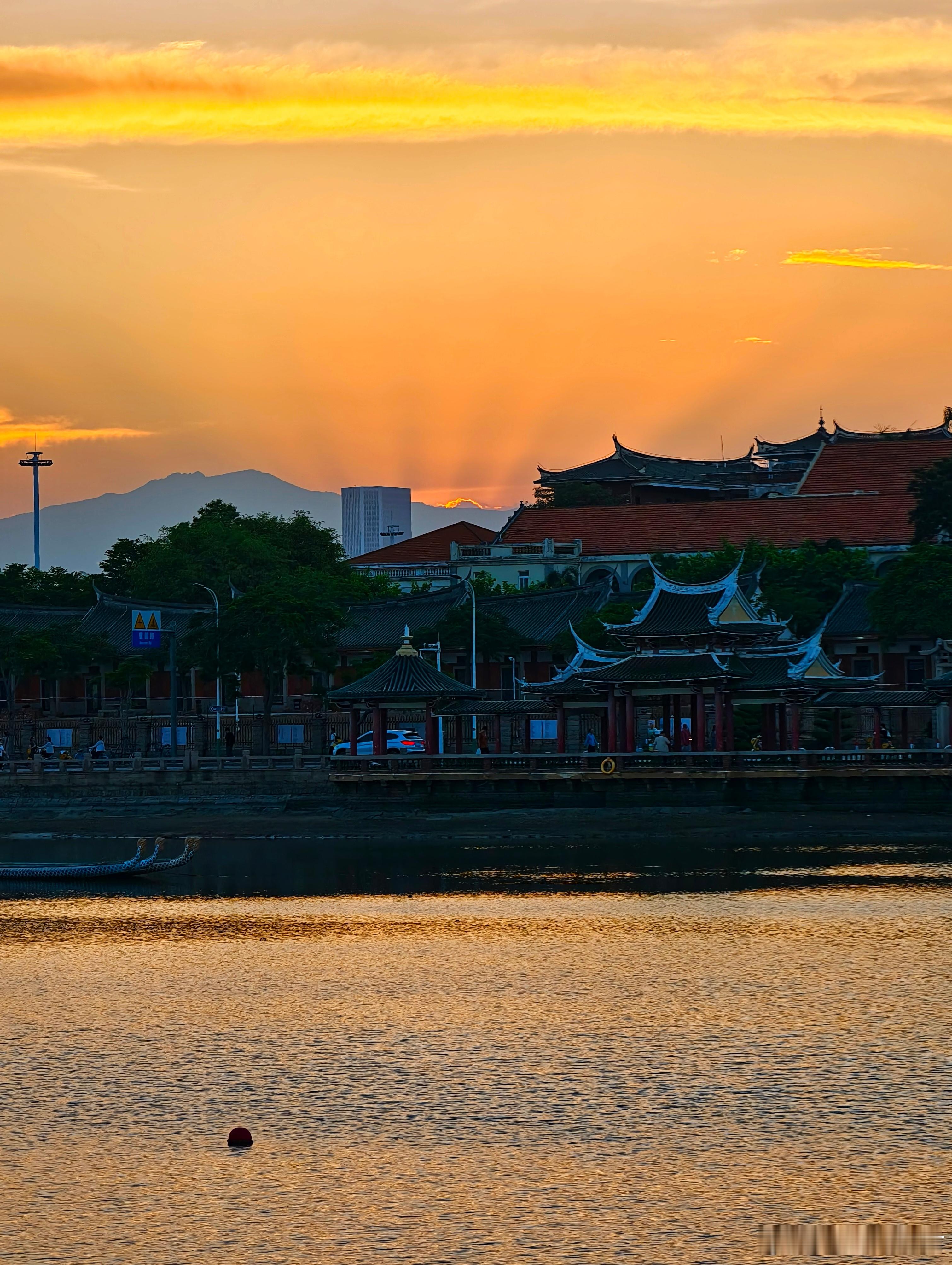 “我的天空里没有太阳，总是黑夜，但并不暗，因为有东西代替了太阳。”——《白夜行》

为了纪念前不久去世的日本作家东野圭吾，我刚复读完他的最畅销代表作、也是无数读者心目中的“无冕之王”《白夜行》。
500多页，35万多字，大开大合的叙事逻辑，我读起来都会漏掉情节，作者却能如此精妙架构，缜密 ​