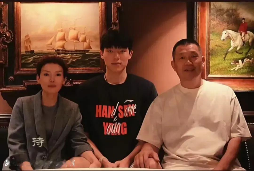 杨瀚森的父亲杨霖
杨霖是山东淄博人，身高一米九七，身材高大魁梧，脸型方圆，气质朴实憨厚，是当地小有名气的业余篮球爱好者。他并非职业球员，最初带杨瀚森打球，只是希望孩子锻炼身体减重，并未想过走向职业赛场。凭借球友关系，他为儿子牵线结识体校教练，成为杨瀚森篮球路上的启蒙人。他懂篮球却不干涉专业训练，尊重