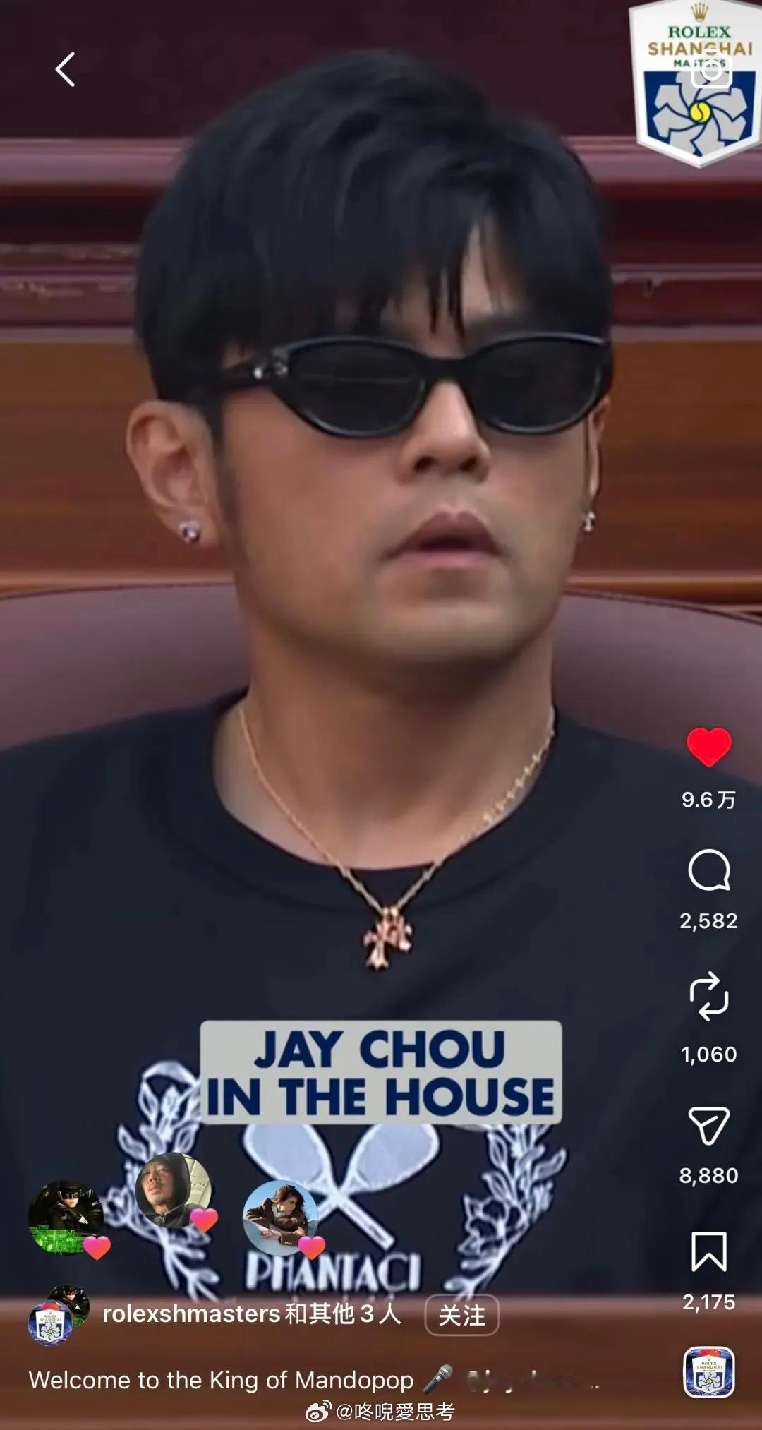 #周杰伦[超话]# 寥寥一句英文介绍，分量千钧。
“famous Chinese singer , JayChou”
这是国际顶级赛事的公开认证，是面向全球平台的官方定义，直白且坚定：周杰伦，是中国歌手
周杰伦、昆凌点赞该条IG视频截图
周杰伦主动转发并点赞了 这条劳力士大师赛官方IG发布的“famous Chinese singer”身份介绍 ​