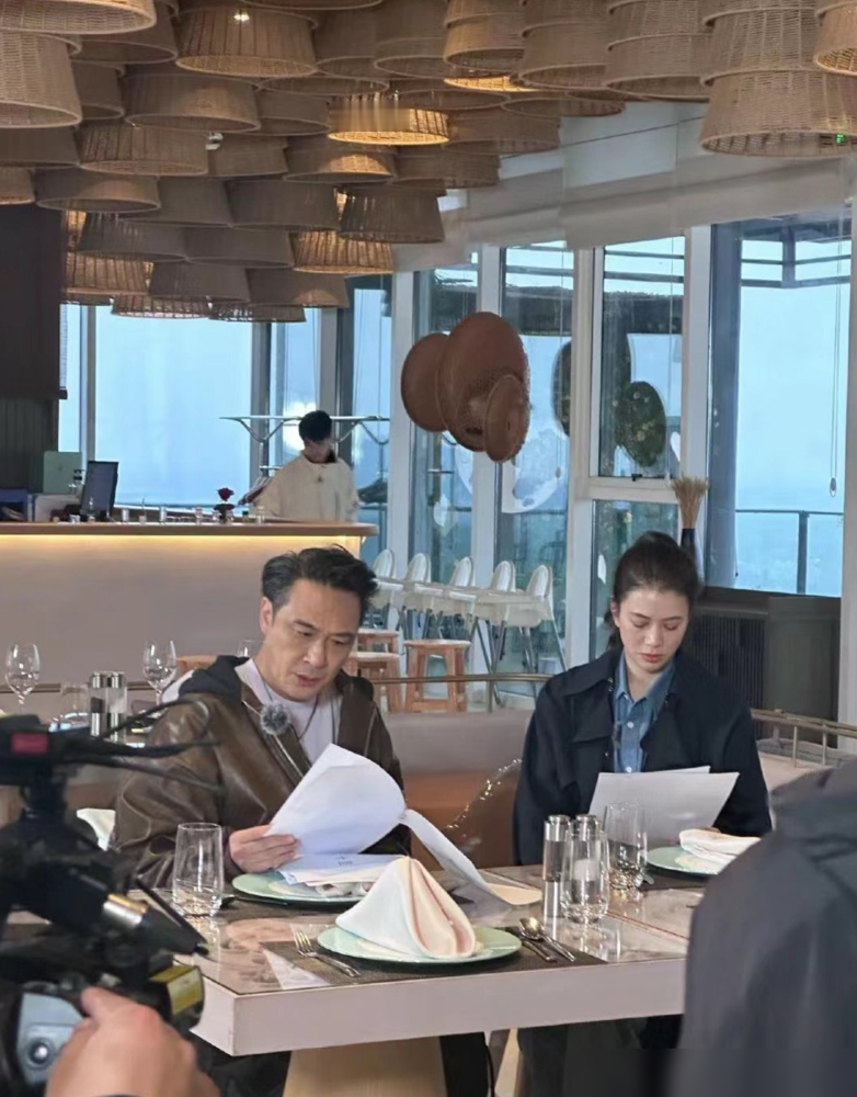 张智霖这辈子最大的贡献，就是娶了袁咏仪为民除害。
吴镇宇在节目里，当着镜头的面，直接吐槽袁咏仪脾气太凶。他还调侃老友张智霖，说把袁咏仪收走，简直是救赎众生，免得祸害别人。
这话换成别人早当场翻脸了，袁咏仪却一点没生气，直接笑嘻嘻回怼。
镇宇哥，伟大的还有你太太，替大众除暴安良、舍身取义。她还不