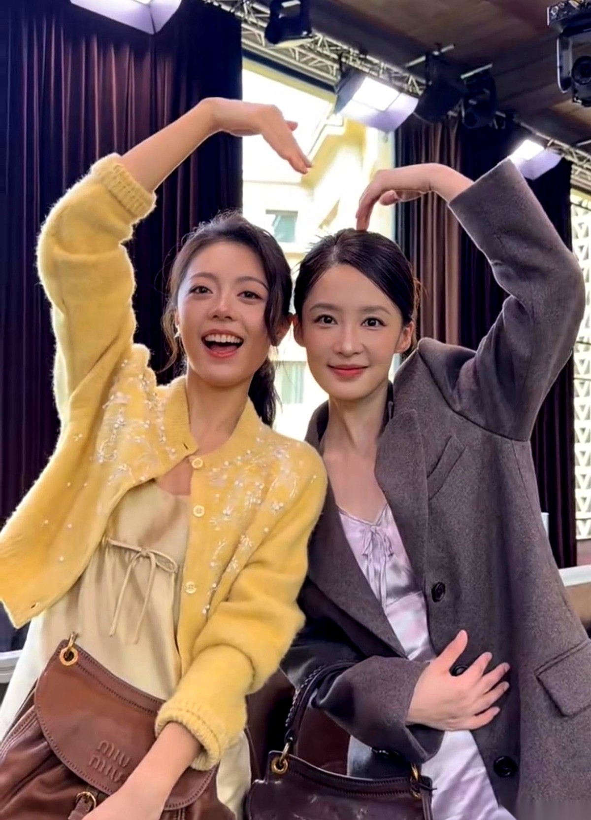 李沁和赵今麦在巴黎时尚周的私下聚会里同框比心。
原本是一场挺养眼的碰面，却因为外界对于她们“无戏可拍”的容忍度引发了争论。
那件卡其色风衣和鹅黄缎面裙展现出的穿着效果，暂时还决定不了她们接下来要去接什么活儿。
看到这组照片的时候，我觉得这事儿挺值得玩味。现在大家看待这些女艺人的标准，有时候真让人摸不