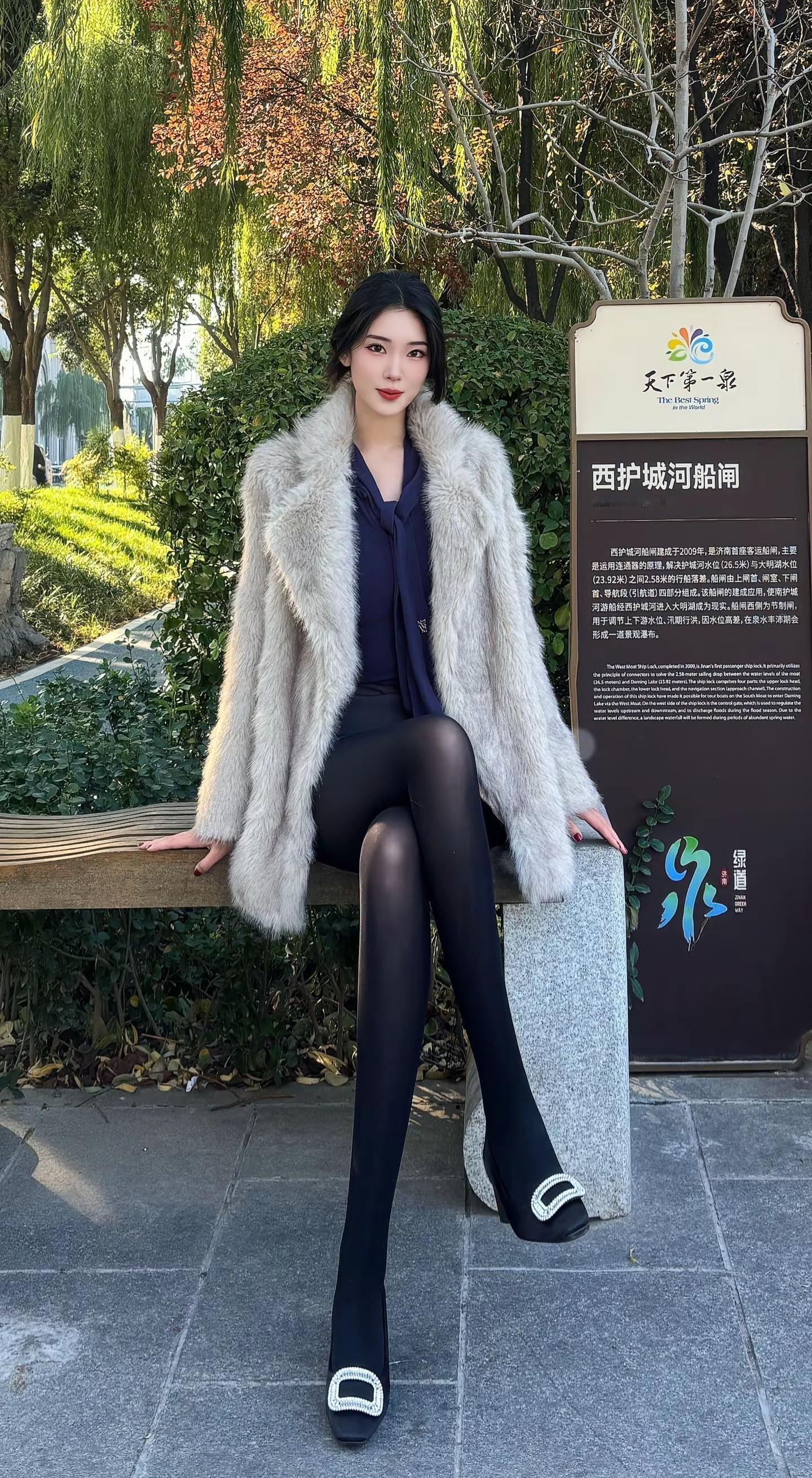 性感不是穿的少 是看你的眼神刚刚好