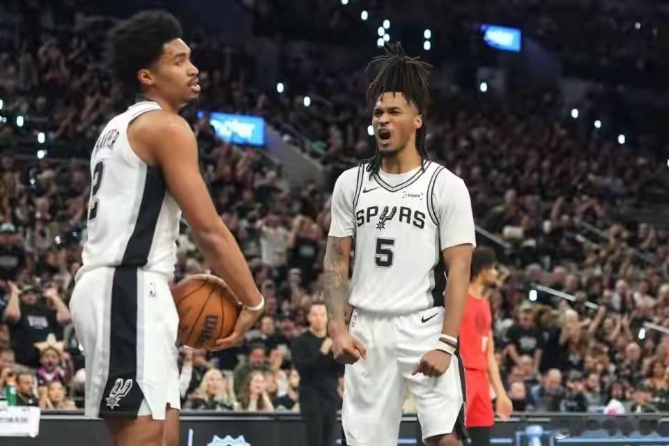 马刺球迷们沸腾了！北京时间5月13日，NBA季后赛激战正酣，当日马刺队...