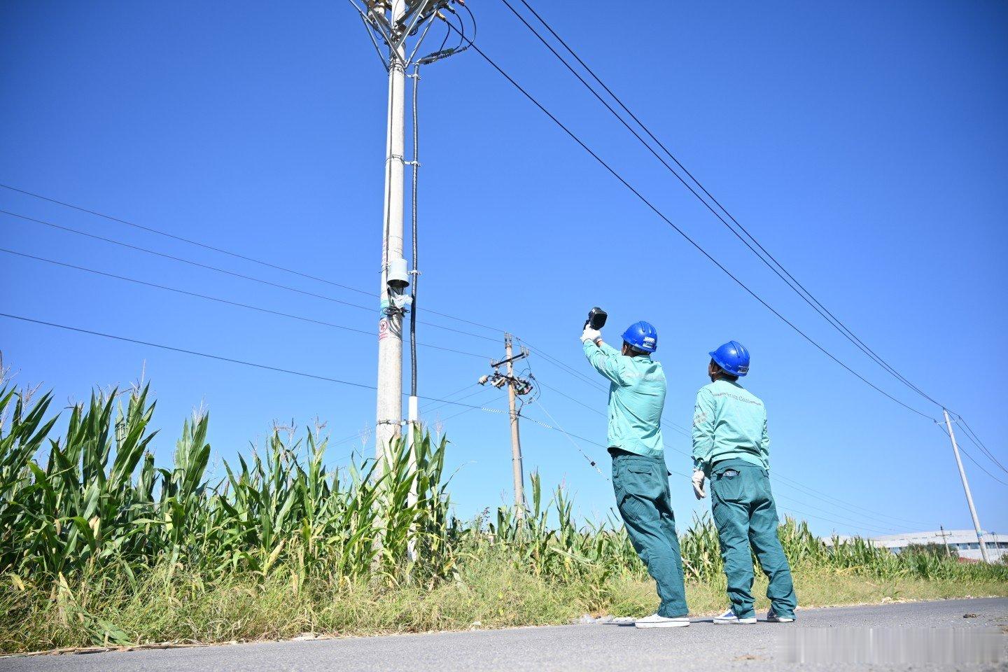 【田间地头巡视 保障秋收用电】9月16日，组织工作人员对涉及秋收的配电线路开展设备巡视，重点对线路接头、隔离刀闸等重点部位进行测温记录，同时向农机驾驶员发放防外破宣传材料，全力保障秋收期间设备与人身安全。 ​