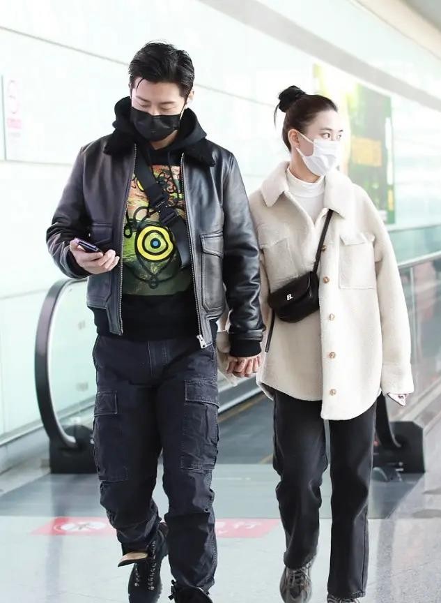 窦骁正在把“豪门女婿”这顶帽子，悄悄摘下来换成正经演员的牌子。早年他和何超莲高调恩爱，现在不晒糖、不借岳家光，把简介改回“青年影视演员”，‌《主角》里学陕西方言、晒黑增重，沉下去磨刘红兵。不是不爱了，是太清楚：靠婚姻换来的体面，风一吹就掉；靠角色攒下的底气，谁也拿不走。人到了三十好几还被叫“某太太的