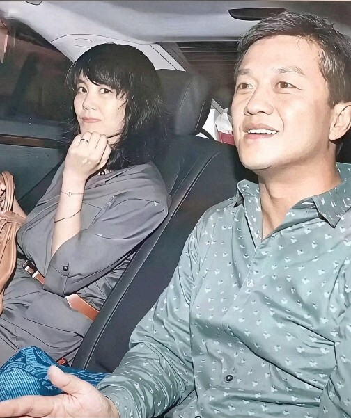 这是当年李亚鹏和王菲在车里的一张珍贵旧照，他笑容灿烂又温暖。那时的李亚鹏正值魅力巅峰，举手投足间尽显成熟男人的风度与担当，整个人散发着迷人的气息。