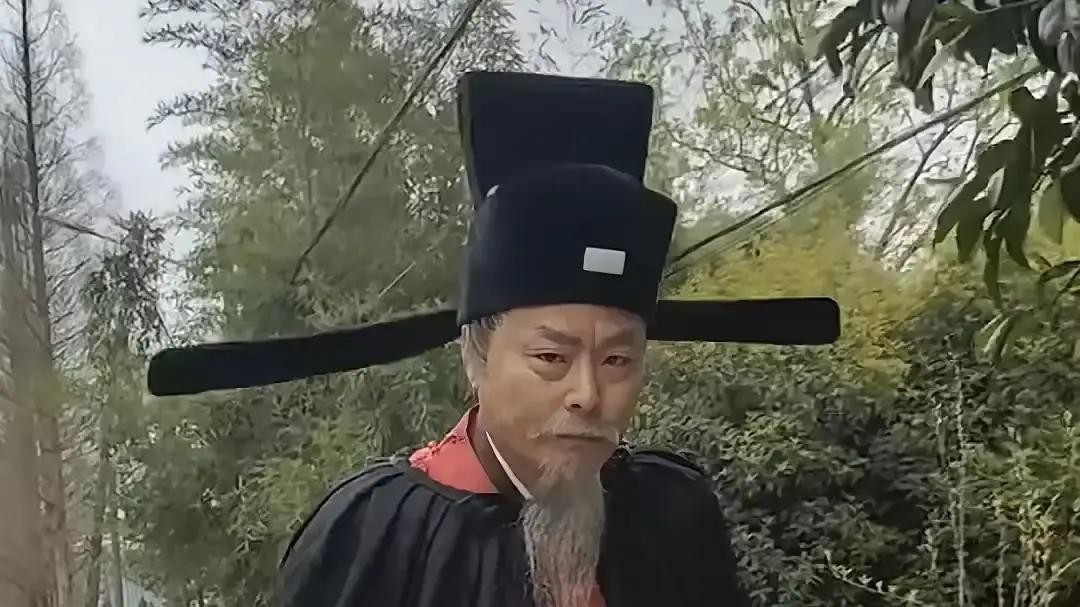 王新昉，55岁，死在西安出租屋。跑了九年横店龙套，演了五十多部剧，没人能说出他最出名的角色。

月租三百块的屋子，一张床一张桌子。房东收拾遗物时，柜子里塞满剧组发的盒饭塑料袋。

四十六岁那年，他生意失败，欠了十几万。老婆跑了，儿子刚上大学。他卖掉老家的房子还掉一部分，剩下的债得自己背。有人告诉他横