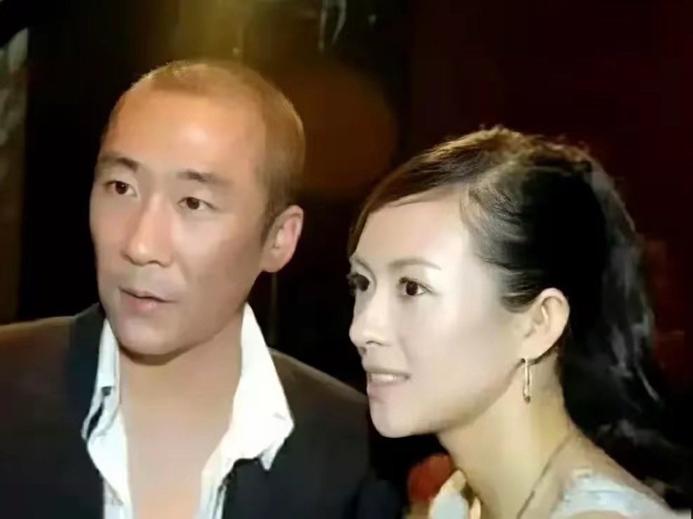 章子怡和哥哥颜值差距真的是。。妹妹是娱乐圈骨相美女，但哥哥只算个丑男，基因真的无情啊 ​