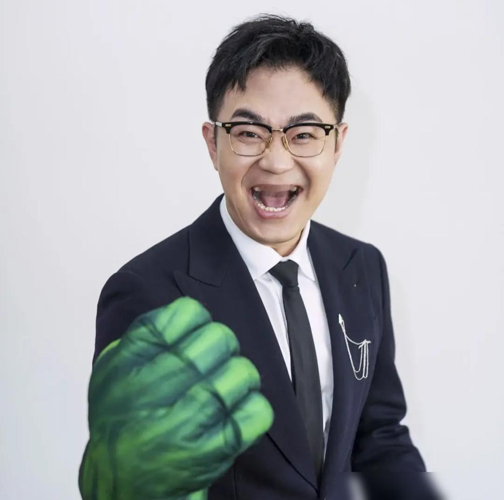 谁能想到，大鹏当年空手套白狼骗来半个娱乐圈拍的神剧，最后竟逼得他亲手杀了自己。
拍《屌丝男士》时大鹏没钱，靠着滚雪球战术，拿上一个明星的合照去忽悠下一个大腕，硬是白嫖了半个娱乐圈。
剧火上了天，结果2014年直接被广电点名，因为爆粗口和女优擦边，全线惨遭下架。
大鹏连夜操刀猛剪，也彻底剪醒了自