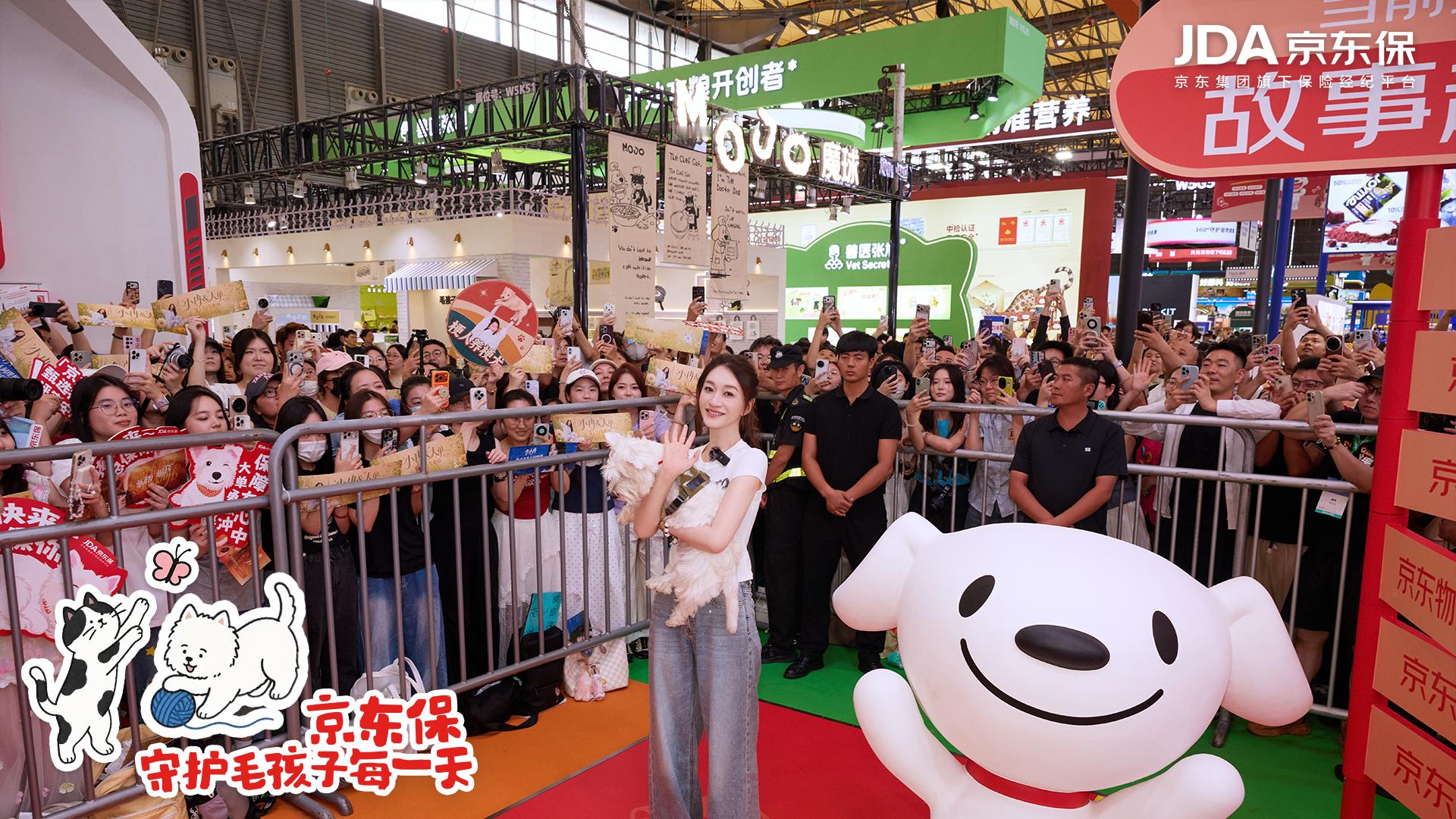 亚宠展现场返图送上！📸园长今天状态也太好了吧～ 
扭蛋机前认真扭蛋的样子、听采销介绍时认真点头的样子、蹲下来撸大单的样子、在心声板写字的样子…… 每一张都是治愈瞬间✨
希望每只毛孩子都能健康开心，被听懂，被守护❤️ 守护毛孩子健康每一天，京东保始终在场 
#京东保宠物医保#  ​