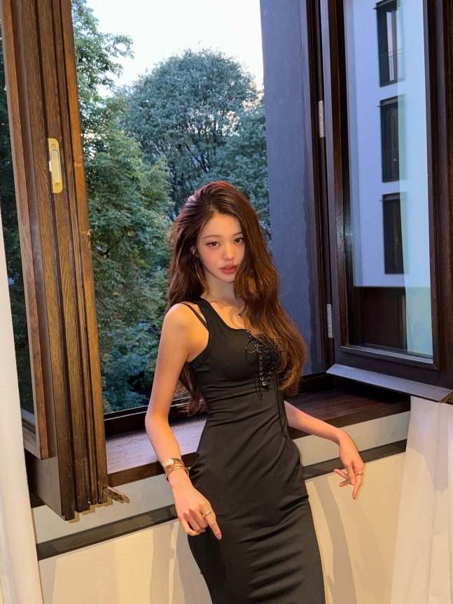 张元英氛围感大片！一袭全黑连衣裙，成熟气质拉满
 
IVE张元英更新社交平台美照，一身黑色连衣裙尽显独属于她的“元英式”氛围感。
 
照片拍摄于窗边，一张是双手抬手似在扎发，侧身望向别处，黑色无袖长裙，尽显成熟韵味。
另一张长发散落，直面镜头，修身长款黑裙完美凸显高挑纤细身形。窗外翠绿景致配上室内暖