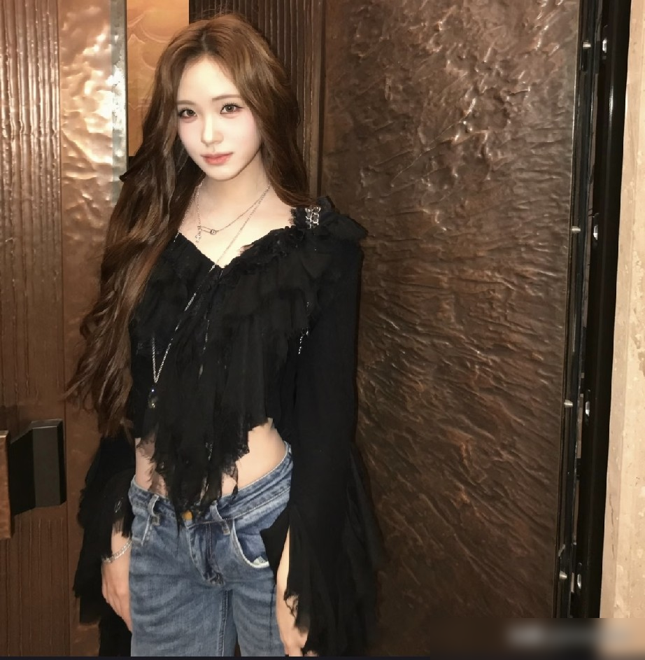 别再盯着小S的大女儿了，真正闷声抢资源的，是她刚满18岁、穿着黑色蕾丝自拍的二女儿Lily。
别以为星二代只会混日子。人家雅思直接考出8分，现在人在澳洲留学，底牌硬得很。
商业版图更是碾压同龄人。直接拿下迪奥彩妆大使，办完个人艺术展，转头就受邀去伦敦时装周看大秀，顶级杂志单人封面说上就上。
相