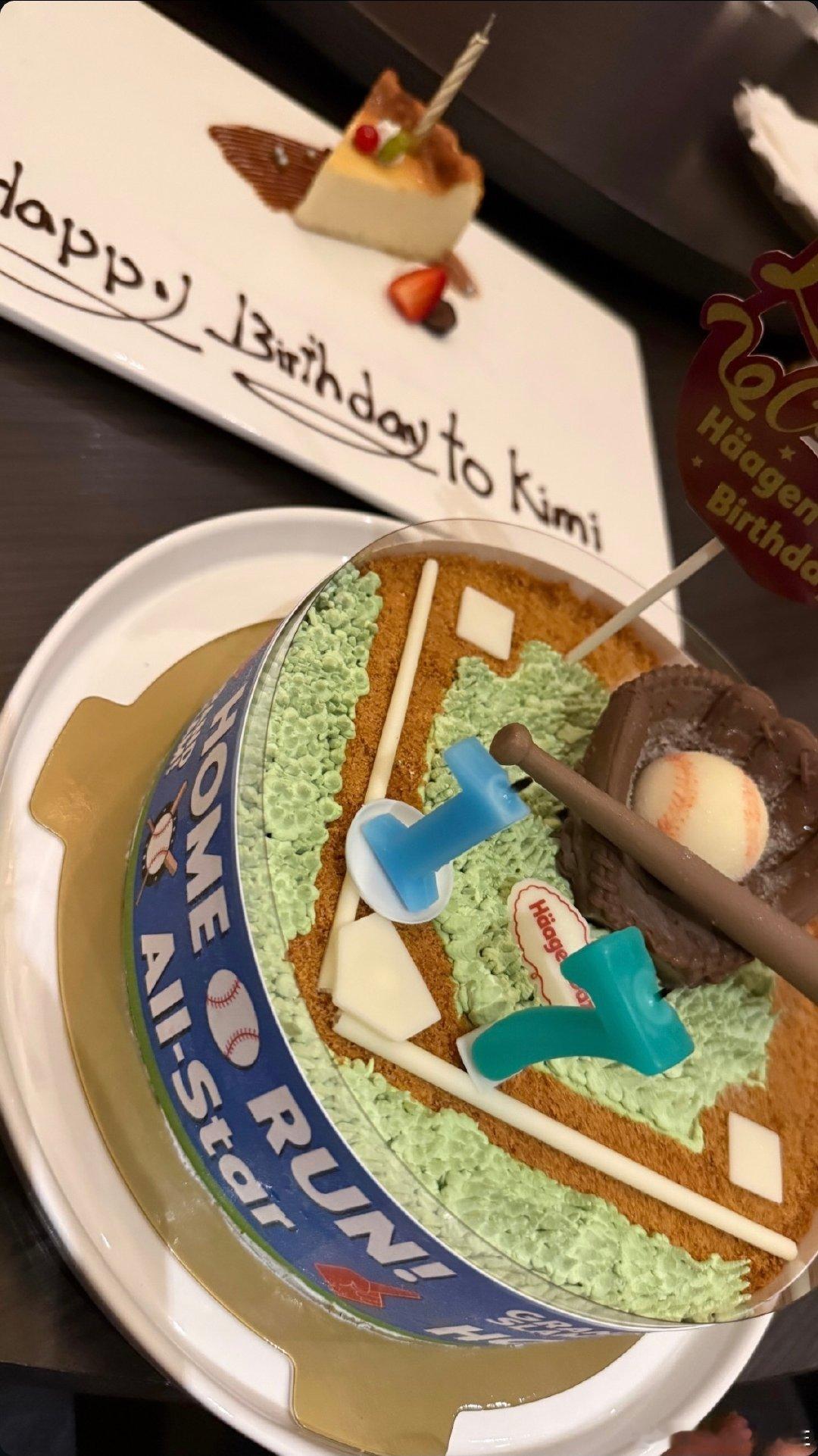 #林志颖为17岁Kimi庆生##Kimi17岁了# 林志颖为Kimi庆生，Kimi17岁了[送花花] ​