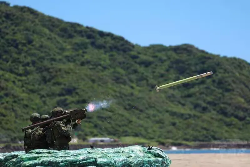 尽管美国政府暂时搁置了140亿美元对台军售案，但近期美制武器源源不断向台湾交付。继2架F-16V和若干“鱼叉”导弹之后，500枚便携式“刺针”导弹、178套发射器，也将于本月至年底交运入岛。至于今年7月试射的“刺针”导弹，台军方官员披露，这是美国通过“总统拨款权”无偿援助的现货。

新华10月6日确