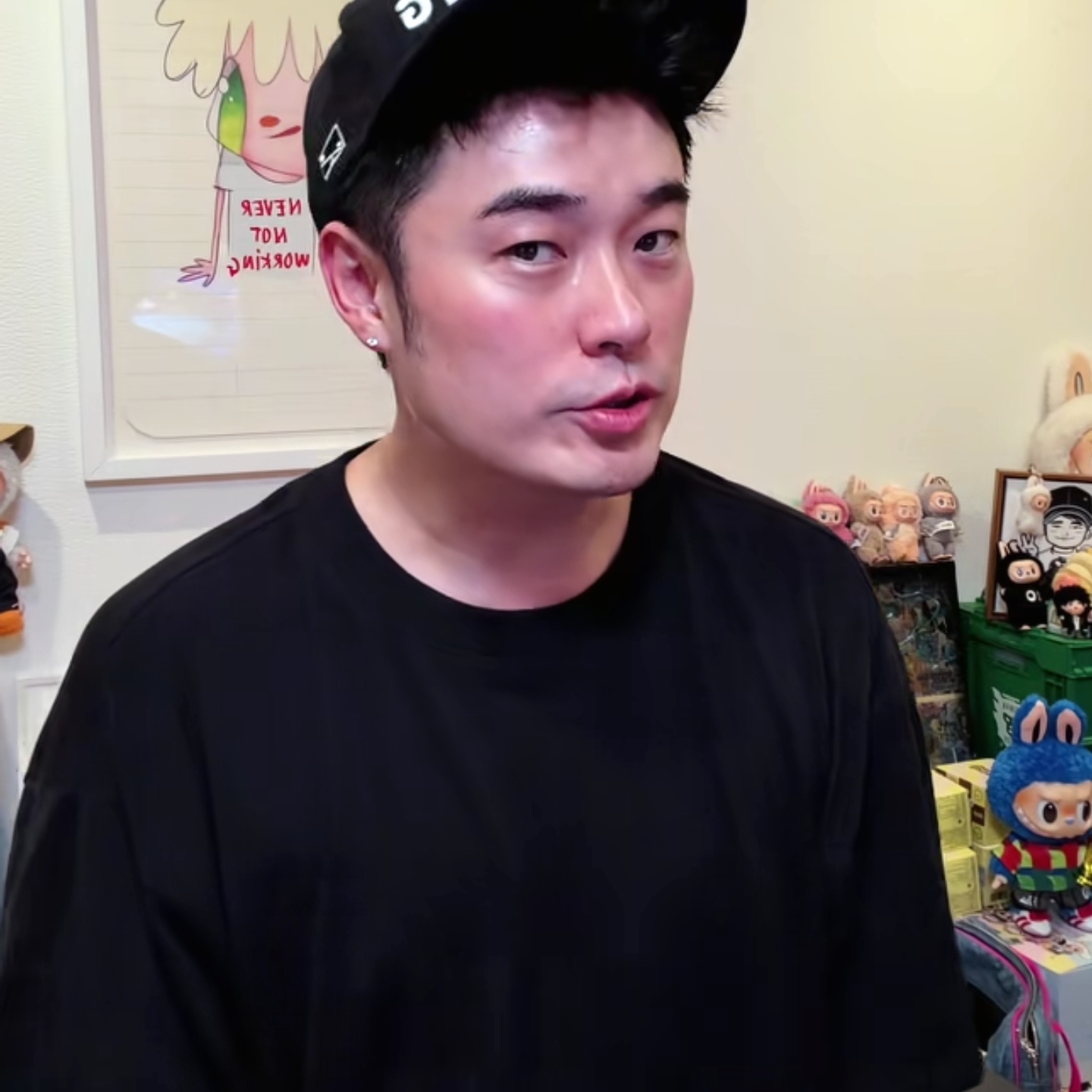 陈赫在直播的时候说出了六句话。
疼得连站起来都困难。
17年的综艺节目经历换来了一个诊断报告。

陈赫最近的直播中很少见他安静下来。没有抛梗、没有抖包袱，只是对着镜头说了句“腰真的扛不住了”，语气很轻，但是明眼人可以听出其中的分量。

福州人上戏毕业的演员，在2009年凭借电视剧《爱情公寓》中曾小贤