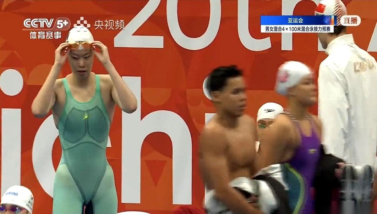 上午的男女混合4×100米混合泳接力预赛第二组，中国队拿了小组第一直接晋级。
为了在这个必须上两男两女的项目里凑齐最强战力，今晚大概率要抽调刚拼完个人赛的女将继续顶上。
张雨霏、唐钱婷和余依婷这几位主力在女子100米蝶泳和蛙泳单项后的体能透支程度将直接决定教练组的最终出场名单。
咱们得承认，上午负责
