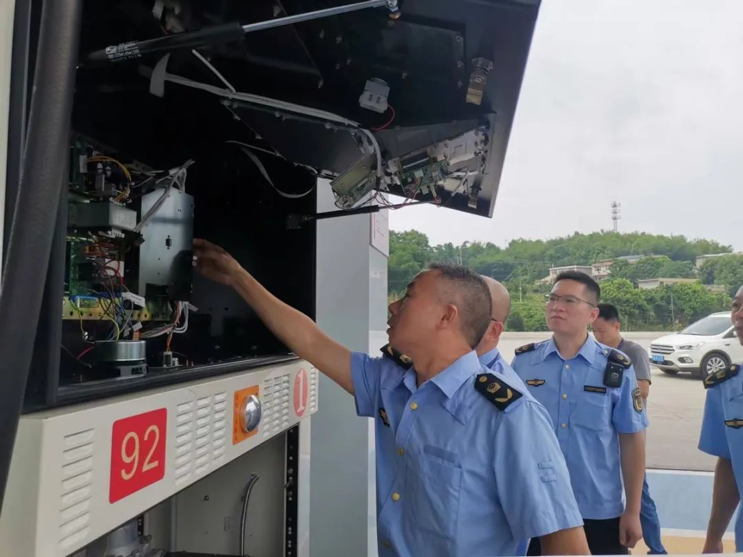 市场监管总局通报，在六省区联合专项行动中，检查219家加油站，查出78家涉嫌计量作弊，也就是车主口中说的偷油，现场查获作弊加油机168台，作弊加油枪256把，扣押作弊主板164块，已经对54起案件立案。
 
这次专项核查安排在2026年7月，河北，吉林，内蒙古，山东，陕西，四川六个区域同步开展突击检