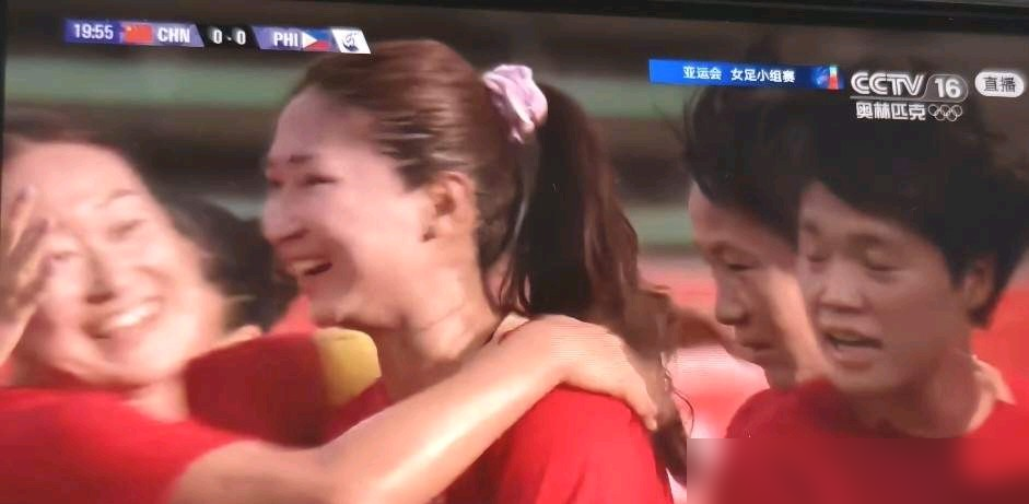 5比1大胜，结果被菲律宾进了一个，中国女足后卫线是睡着了吗？
王妍雯帽子戏法，两个头球一个兜射，干净利落，不拖泥带水。20分钟先拔头筹，40分钟梅开二度，54分钟直接锁定胜局。张睿那脚45度斜长传，精准制导，王妍雯头球一蹭就进。
张琳艳19分钟膝盖伤了，被人抬下去。陈巧珠49分钟抢点，袁丛补时补