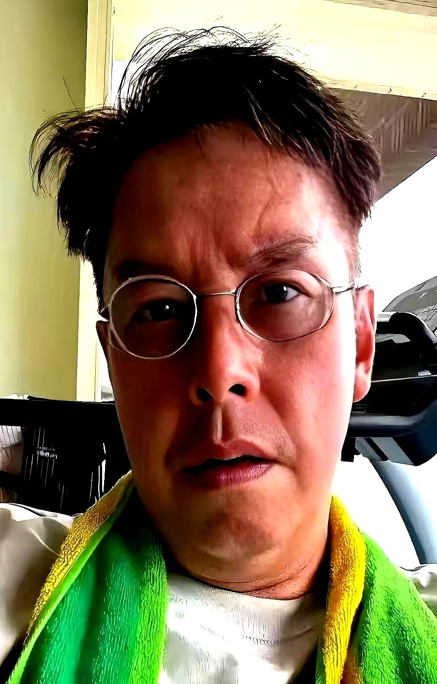 左手死死拽着松掉的裤腰带，右手举麦高音直飙。76岁的谭咏麟连唱三个半小时，41首歌全开麦零破音。

台下的李克勤突然被点名，连耳返都没戴，单手翻过护栏跳上台，两人靠着现场混响直接合唱朋友。老头还在台上扯着嗓子喊，让歌迷别掏钱去买黄牛票。

为了这场演出，他一天只吃一顿饭，硬饿掉17磅肉，从几百首歌里