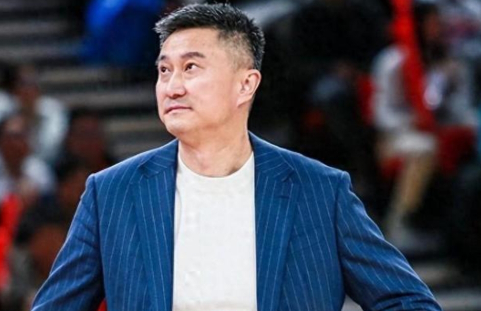 广东宏远三大喜讯！杜锋回归，胡明轩出任队长，三外援首秀敲定
广东宏远新赛季出征仪式传来一连串重磅喜讯，杜锋回归球队担任总教练，胡明轩正式当选队长，球队三外援阵容确定，首秀时间对外官宣，十一冠王完成新赛季的框架搭建。
 
杜锋以总教练身份回归宏远，不再担任一线主教练，但会在球队备战、人才培养等方面提供
