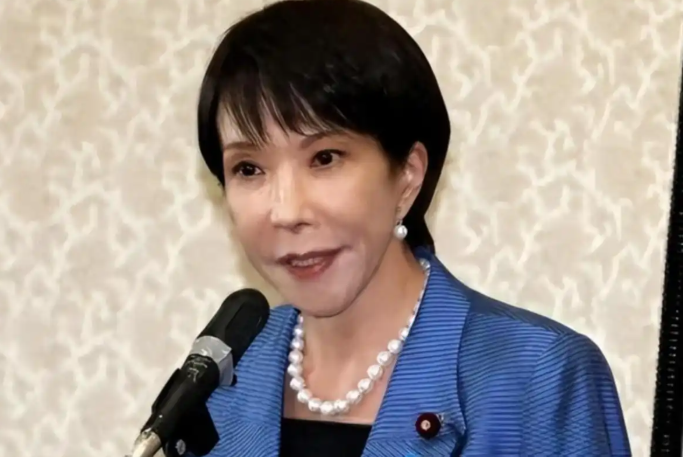 运动会让日本给玩明白了。9月19号，名古屋亚运会开幕，住宿的事已经炸了，已经有两千名运动员要睡集装箱，而印度的操作更让人无奈。
 
韩国这边的反应最直接，法新社报道，韩国体育方面把这次住宿形容成“史上最差”。
 
韩国篮球协会副会长郑在勇提到，两米以上的球员在床上连腿都伸不开。
 
那张床的长度，是