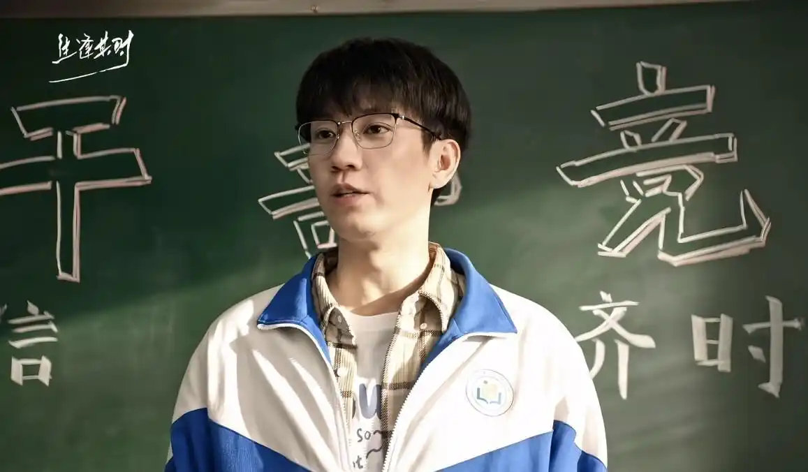 29岁关晓彤和30岁王子奇演高中生，凭什么毫无违和感？ 这剧的“小学生式”斗法，太让人上头了！ ​