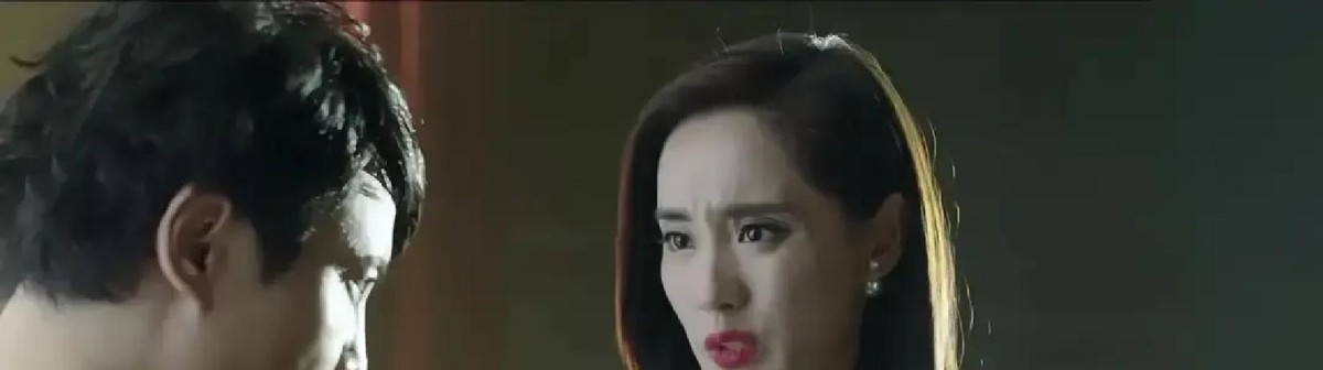 看了那么多遍《夏洛特烦恼》，今天才被一个没播出的隐藏片段点醒了

原来当年电影里夏洛靠着穿越疯狂抄袭，以为能把周杰伦按在地上摩擦，结果人家原尊该红还是红了

急眼了的夏洛甚至想厚着脸皮去截胡那首《千里之外》

结果被秋雅劈头盖脸骂了一顿，问他是不是脑子进水了干嘛去唱别人的歌

说句不好听的，导演这番