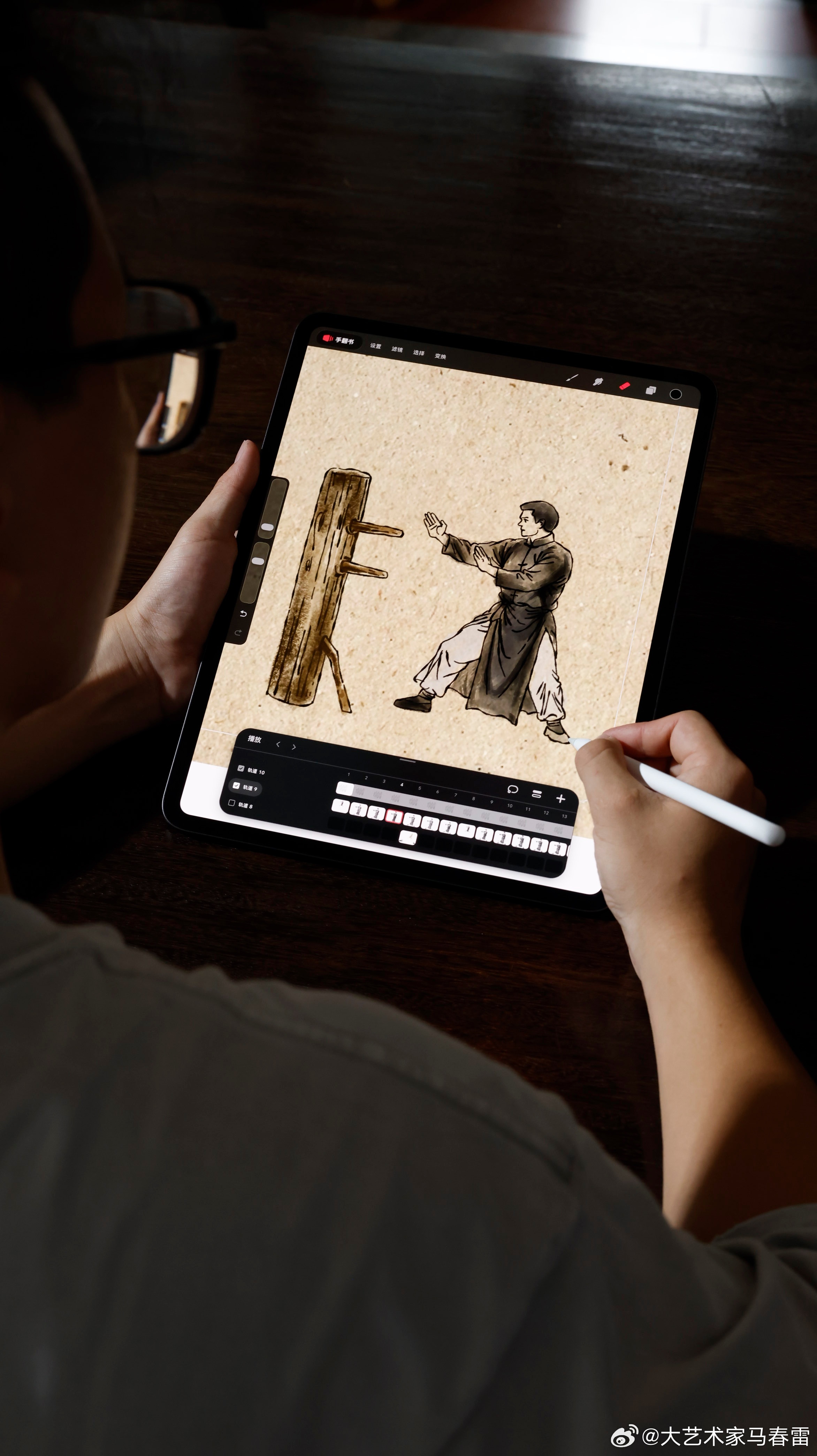 今天库克来广州了[震惊]
这次来是探班一支用iPhone 18 Pro拍咏春短片的拍摄现场。导演古天鸡加上咏春传承人戴子龙，在岭南园林里真打真拍，低光环境下出招的一招一式，全靠iPhone 18 Pro稳稳拿捏。临走还收到一份用iPad Pro搭配Apple Pencil画的"武功秘籍"。库克自己都说：透过iPhone看咏春，太难忘了 ​