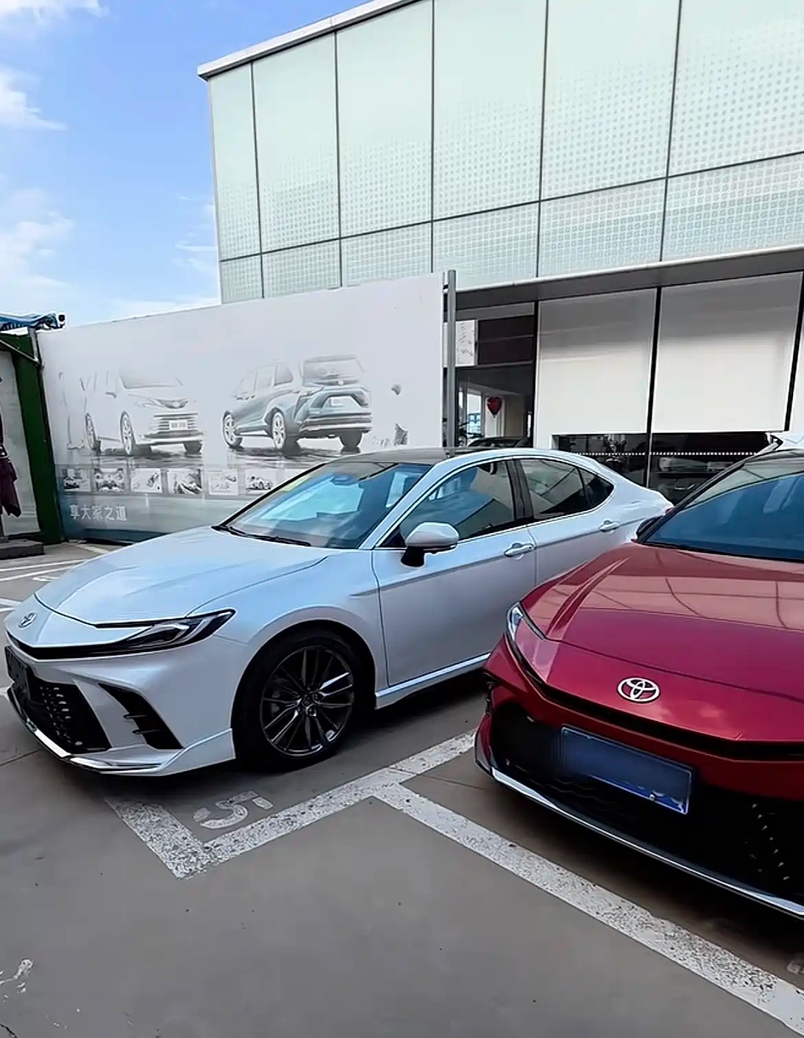 开过很多国产车、合资车，最后发现：普通家庭买车，稳定真的大于一切。
广汽丰田全系最大特点就是“不折腾”，三大件耐造、不挑油品、不挑路况、电子故障极少。
市区省油、保养便宜、保值率高，开五年照样好开。
缺点就是内饰普通、隔音一