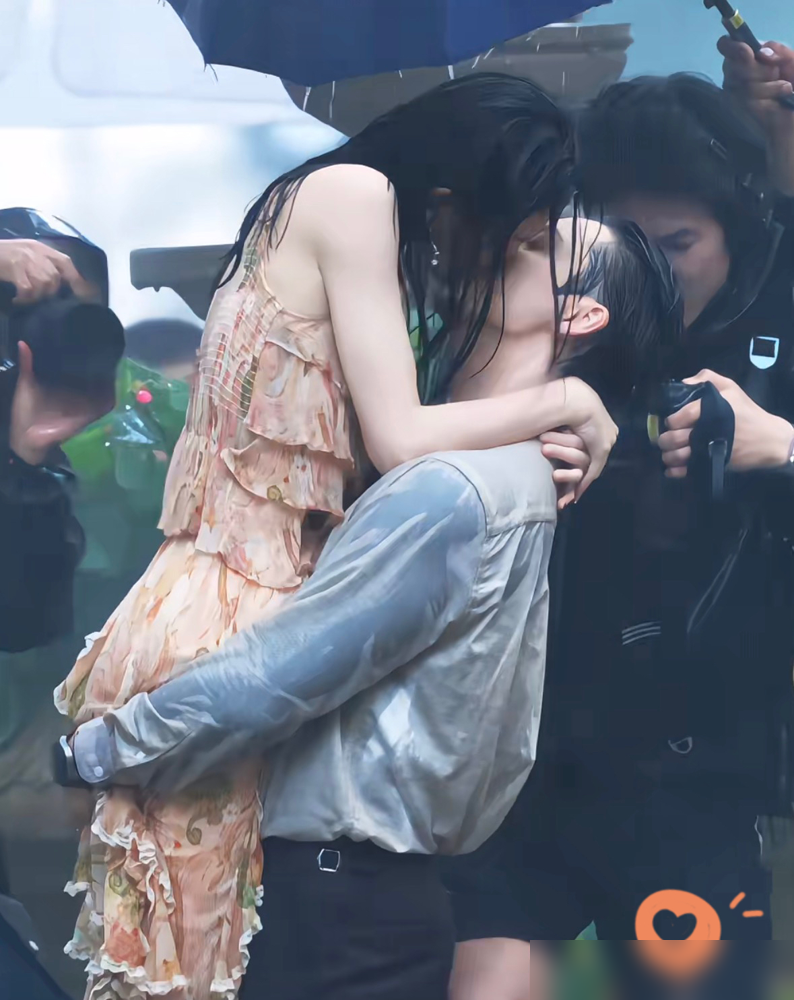 孙红雷这辈子都忘不了那碗韭菜馄饨。
《像雾像雨又像风》拍吻戏，对面是李小冉。他为了显尊重，开拍前把牙刷了三遍。结果李小冉闷头干了一碗韭菜馅馄饨才进组。
嘴一凑上来，孙红雷胃里直接翻江倒海。强忍着拍完，当场差点呕出来，回家难受好几天。
后来他上节目说起这事还心有余悸，说以后吻戏能错位就错位。