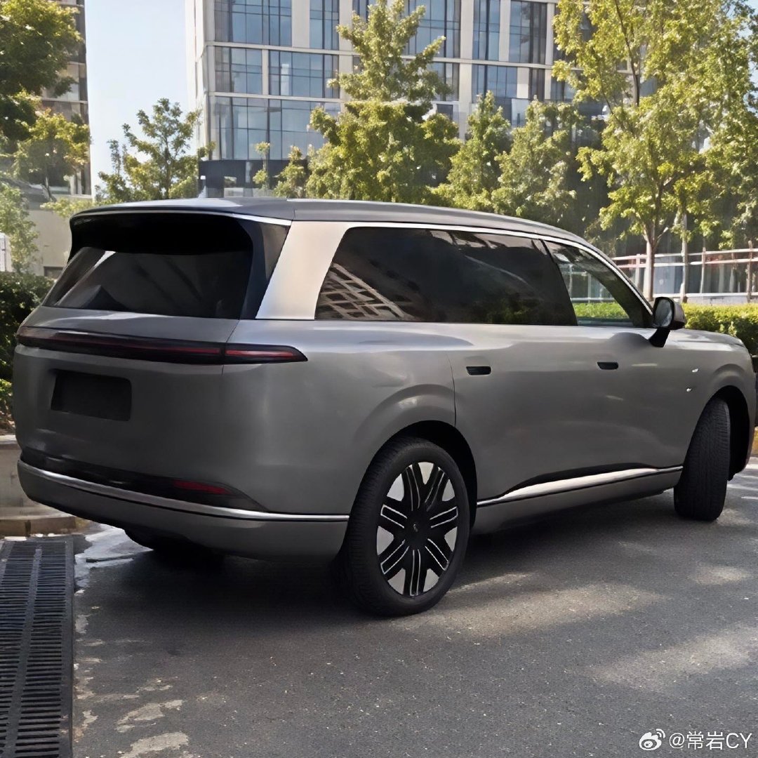 阿维塔 9 系的实车被拍到了。 ​