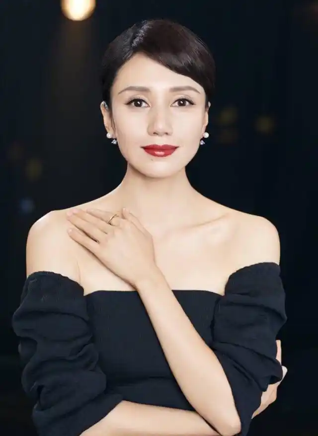 袁泉，1977年生于湖北荆州，一位清醒踏实、厚积薄发的实力派演员 。十一岁时，她独自远赴北京求学，进入戏曲学院附中苦学七年京剧。日复一日早起练功，熬过无数艰难的时光，磨砺出坚韧沉静的性格。
 
1996年，袁泉考入中央戏剧学院，身处人才济济的明星班级，她没有急于追逐流量，沉下心打磨演技。大二便出演电