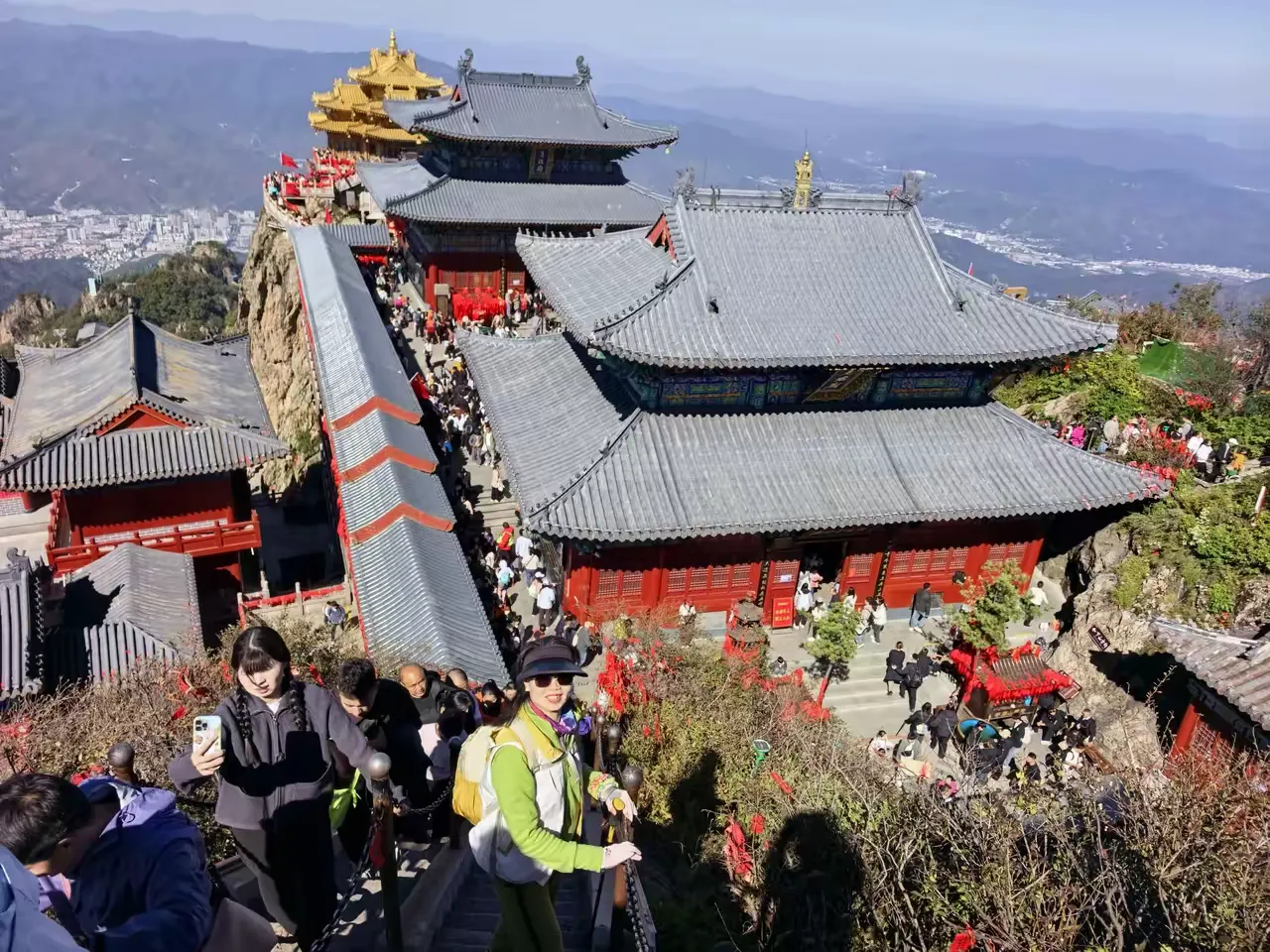 国庆回归，仍有余味！多年前曾两次来洛阳旅游，今年重游，感慨良多。从老君山、龙门石窟、白马寺、洛邑古城，到关林等一路走来，深深感受到这座城市现代、文明、开放、包容与和善。无论是景区保安、出租及网约车、公交司机师傅们热心解答问询，还是食宿酒店与饭馆前台服务生有求必应之热情周到，都留下了一种到家的美好感受