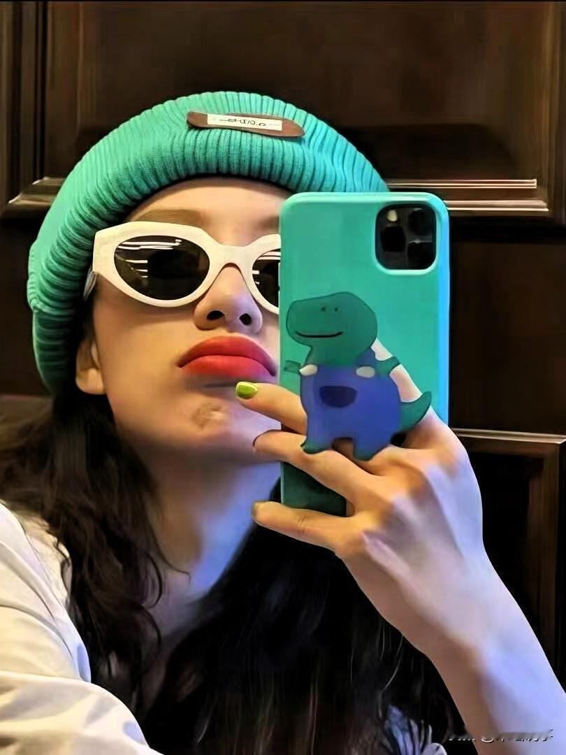 姐妹们听好啦！想穿得好看又时尚，别盲目追爆款！先搞清楚自己啥身材，苹...