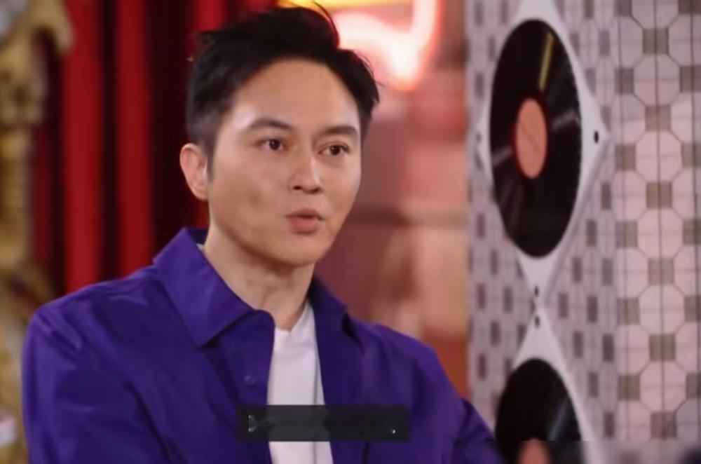 张智霖被问为什么喜欢袁咏仪，他就回了一句：她是我的人。没理由，不解释。
俩人2001年在美国注册，袁咏仪嫌烦，穿T恤牛仔裤就把证领了，下午直接飞走。后来综艺里补办三次婚礼，2022年那次直接穿着婚纱上《披荆斩棘》舞台，赢是赢了，骂也挨惨了。
平常互怼没停过，张智霖吐槽她爱买包、脾气凶，袁咏仪回嘴