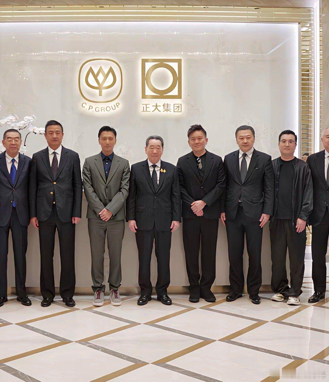 45岁谢霆锋又有大动作！现身正大集团总部，老板亲自接待，一行20多人正大领导层跟在他们身后，合照站在C位气场强大。
​8月19日，谢霆锋没在家陪伴王菲过情人节，反而去了正大总部，他穿着灰色西装乘坐商务车，意气风发的来到现场，一行20多个人跟在他们身后。
​谢霆锋身后跟着的并不是正大的普通员工 ​