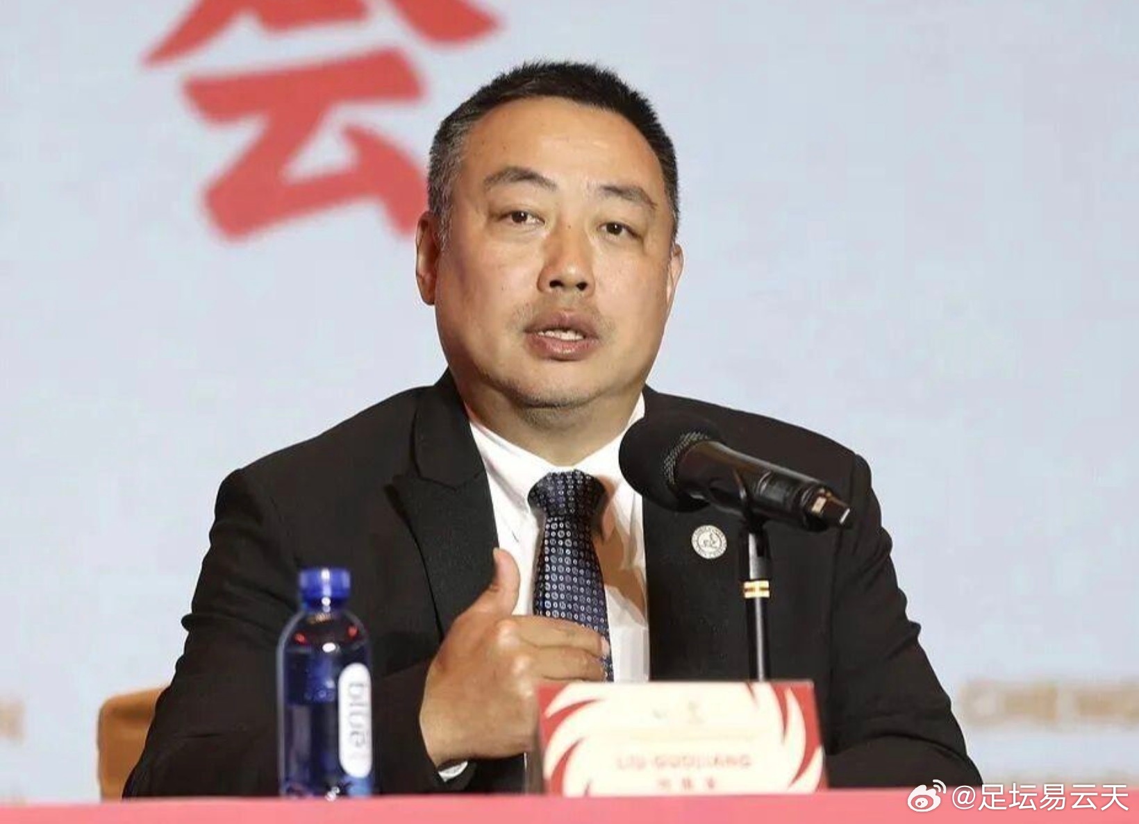 刘国梁再次出现在国际乒联的重要会议中！

国际乒联执行董事会近日召开线上会议，刘国梁以执委身份参会，刘诗雯与金克霍尔则代表运动员委员会汇报工作。会议还涉及2027年阿斯塔纳世乒赛筹备等重要议题。

虽然已经卸任中国乒协主席和WTT董事会主席，但刘国梁依然活跃在国际乒坛核心管理层，他在世界乒 ​