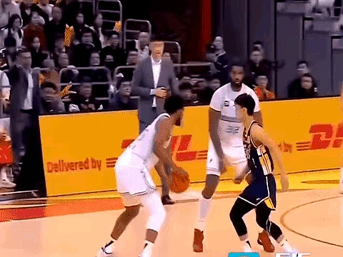 那一幕看着就不对劲。 克里斯突然回手，事后广东自媒体翻出动图从各角度控...