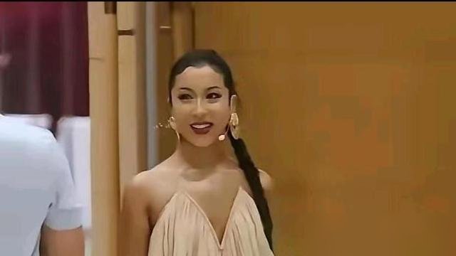 吉克隽逸穿着粉色抹胸，在刘欢家又蹦又跳，师母卢璐就坐旁边看着。照片一出来，评论区直接炸了。
有人说穿成这样去老师家，不合适。也有人说人家师徒关系好，外人管得着吗。她本人回了一句，露肤度高不等于擦边。
这事有意思的地方在于，刘欢家不是夜店，也不是红毯。场合变了，同一件衣服的观感就变了。吉克隽逸这些